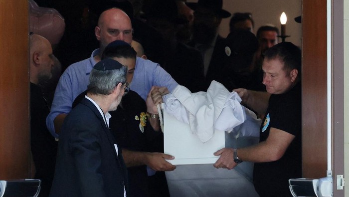 Suasana duka menyelimuti Balai Peringatan Chevra Kadisha, Sydney, Australia, saat para pelayat mengantarkan jenazah Matilda, gadis berusia 10 tahun yang menjadi korban termuda dalam penembakan massal di Pantai Bondi, Kamis (18/12/2025). Tangis keluarga dan kerabat pecah mengiringi prosesi pemakaman korban tragedi yang mengguncang Australia tersebut. REUTERS/Hollie Adams