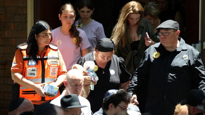 Suasana duka menyelimuti Balai Peringatan Chevra Kadisha, Sydney, Australia, saat para pelayat mengantarkan jenazah Matilda, gadis berusia 10 tahun yang menjadi korban termuda dalam penembakan massal di Pantai Bondi, Kamis (18/12/2025). Tangis keluarga dan kerabat pecah mengiringi prosesi pemakaman korban tragedi yang mengguncang Australia tersebut. REUTERS/Hollie Adams