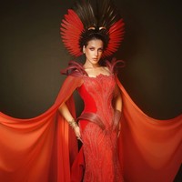 Rambut yang ditata sleek ke belakang memungkinkan fokus tetap tertuju pada detail gaun dan headpiece, menciptakan harmoni visual yang kuat dari kepala hingga ujung kaki. Film Avatar: Fire & Ash mulai tayang pada 17 Desember 2025 di seluruh bioskop Indonesia. (Foto: Instagram/@tasyafarasya)