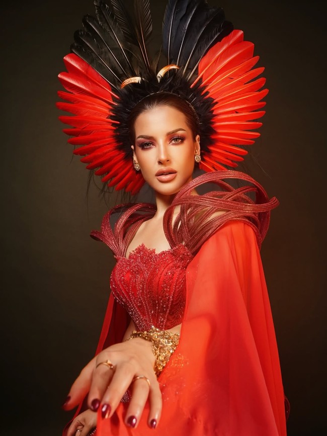 Riasan wajah Tasya dibuat bold tapi presisi. Eye makeup bernuansa merah gelap dan hitam terlihat tajam di bawah pencahayaan venue, sementara complexion yang flawless dan lipstik nude hangat menjaga keseimbangan agar tampilan tidak berlebihan. (Foto: Instagram/@tasyafarasya)