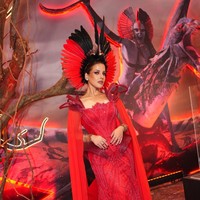 Latar instalasi bertema Pandora, karakter Na’vi, serta pencahayaan bernuansa merah-oranye semakin memperkuat kesan dramatis dari keseluruhan tampilannya. Gaun merah menyala rancangan khusus Andreas Odang menjadi pusat perhatian. (Foto: Instagram/@tasyafarasya)