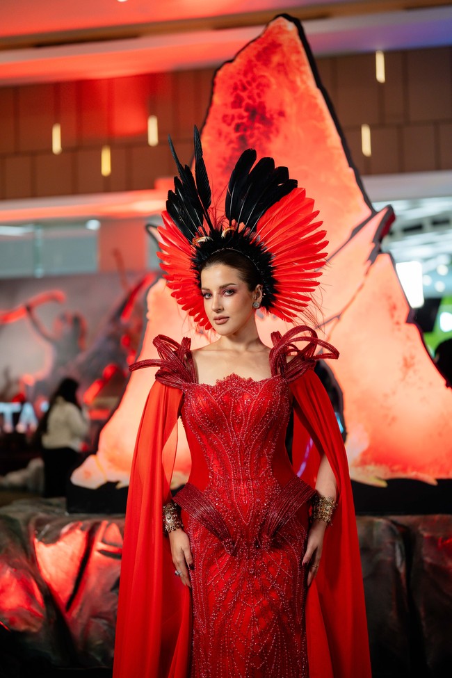 Salah satu elemen paling mencuri perhatian adalah headpiece heboh berwarna merah dan hitam yang menyerupai mahkota bulu. Aksesori karya Rinaldy A. Yunardi ini tampak seperti simbol kekuasaan, membingkai wajah Tasya dengan aura fierce dan eksotis. (Foto: Dok. Disney Indonesia)