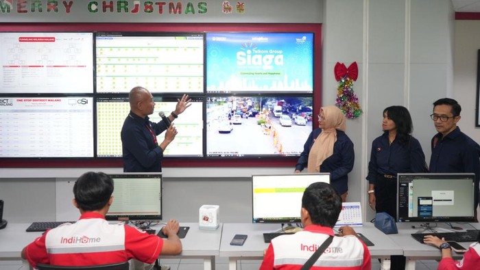 Direktur Utama Telkom Dian Siswarini meninjau langsung kesiapan jaringan dalam menghadapi lonjakan Natal 2025 dan Tahun Baru 2026.