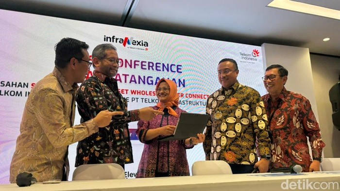 Telkom resmi menekan penandatangan akta pemisahan aset fiber tahap pertama ke PT Telkom Infrastruktur Indonesia (TIF) atau yang dikenal dengan Infranexia.