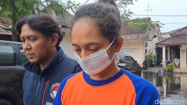 Tersangka pertanian ganja di rumah kontrakan Polisi menahan tersangka pertanian ganja di rumah kontrakan Jombang