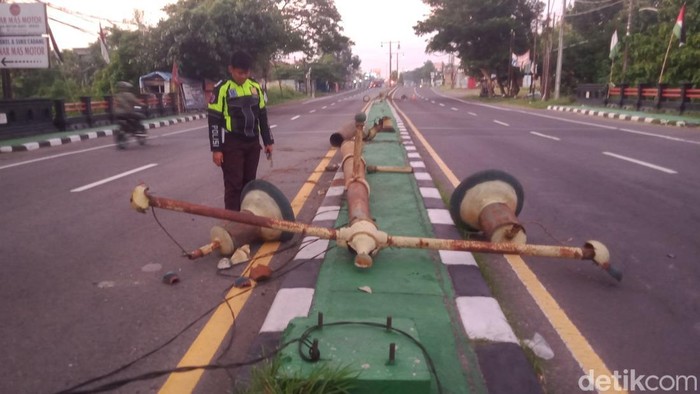 3 Tiang Lampu PJU di Jalan Jogja-Solo Klaten Ambruk Dihantam Truk