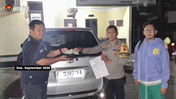 Tim Polsek Cileungsi membagi peran untuk menangkap pelaku perampokan sadis dengan korban pasutri lansia di Bogor. (dok Istimewa) Tim Polsek Cileungsi membagi peran untuk menangkap pelaku perampokan sadis dengan korban pasutri lansia di Bogor. (dok Istimewa)