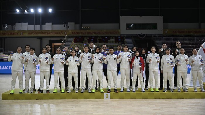 Sejumlah pemain dan official Timnas Futsal Indonesia berpose dengan medali peraknya usai upacara penghargaan pemenang (UPP) final Futsal putri SEA Games 2025 di Bangkokthonburi University, Thawi Watthana, Bangkok, Thailand, Kamis (18/12/2025). Timnas Futsal putri Indonesia meraih medali perak usah kalah dari Vietnam dengan skor 5-0. ANTARA FOTO/Nova Wahyudi/bar