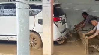 Momen Kijang Innova Reborn Dipakai Buat Bersih-bersih Lumpur