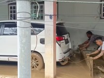 Momen Kijang Innova Reborn Dipakai Buat Bersih-bersih Lumpur