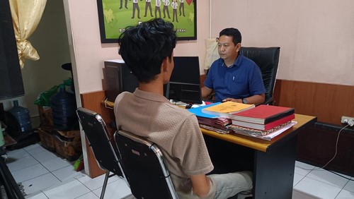 TPLB, mahasiswa asal Sumbawa diperiksa penyidik Satreskrim Polresta Mataram, Kamis (18/12/2025) seusai ditangkap kasus pencurian laptop. (Abdurrasyid Efendi/detikBali)