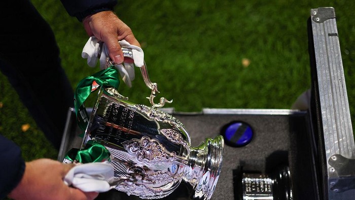 Trofi Carabao Cup saat diletakkan dalam kotak khusus.