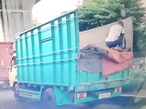 Video: Viral! Aksi Bajing Loncat Jarah Barang dari Dalam Truk di Cakung