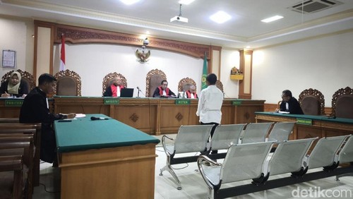 Kaur Desa Jegu, Penebel, Tabanan saat menjalani sidang di Pengadilan Tipikor Denpasar, Kamis (18/12/2025). (Ahmad Firizqi Irwan/detikBali)