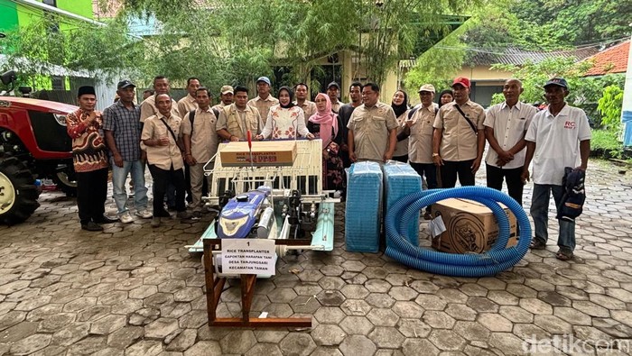 Wabup Mimik Serahkan Bantuan Alsintan ke Kelompok Tani, Dorong Hal Ini