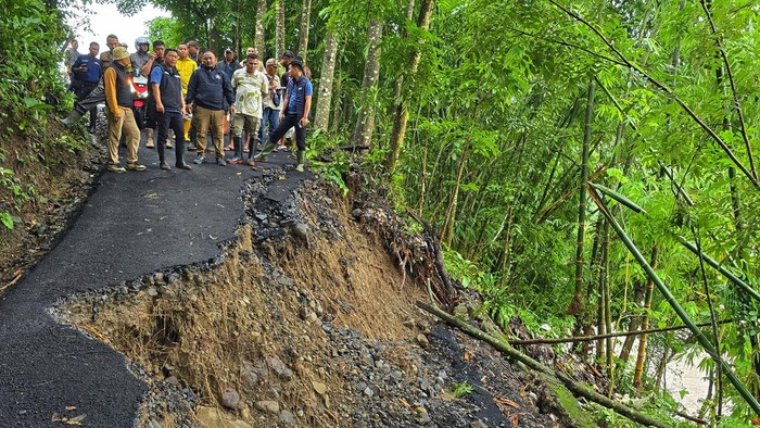 Janji Wabup Andreas Saat Tinjau Penyintas Pergerakan Tanah di Sukabumi