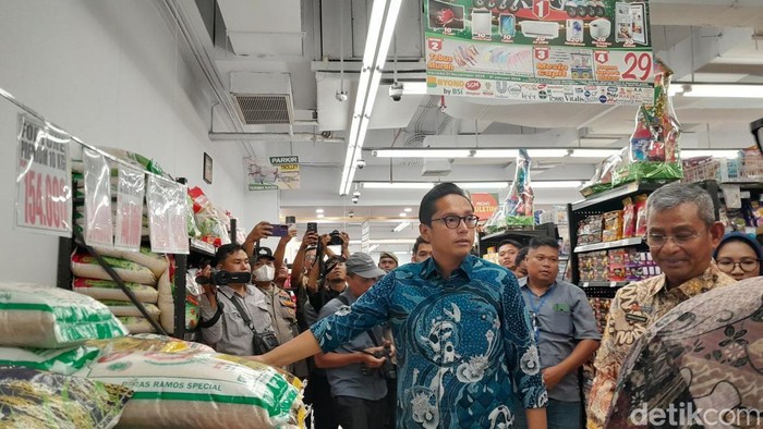 Sidak Pasar Jelang Nataru, Walkot Rico Temukan Banyak Produk Kedaluwarsa