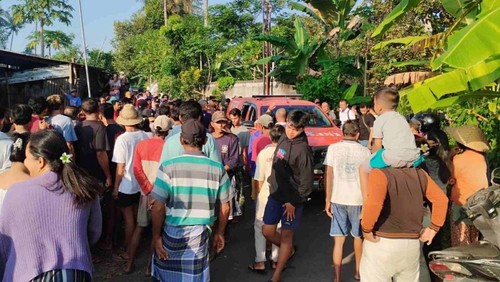 Warga digegerkan dengan penemuan mayat pria bersama motor di dasar selokan Dusun Tegal, Desa Jagaraga, Kecamatan Kuripan, Lombok Barat, Kamis (18/12/2025). (Dok. Polsek Kuripan)