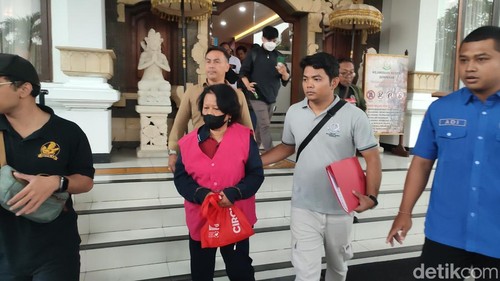 YS saat digiring menuju mobil Tahanan Kejari Denpasar, Kamis (18/12/2025).