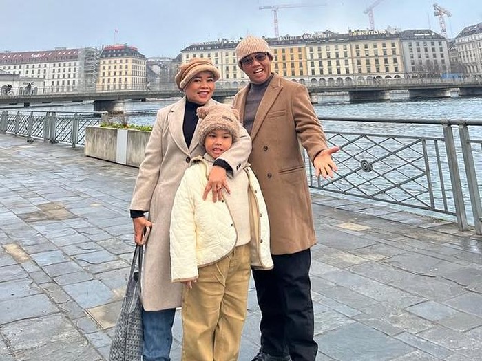 5 Potret Gala Sky Liburan ke Luar Negeri Bareng Oma Dewi dan Opa Faisal