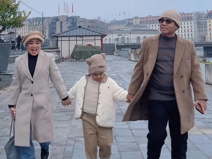 5 Potret Gala Sky Liburan ke Luar Negeri Bareng Oma Dewi dan Opa Faisal