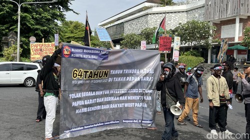 Aliansi Mahasiswa Papua Bali menggelar aksi damai di Bundaran Plaza Renon, Denpasar, Jumat (19/12/2025). Rizki Setyo