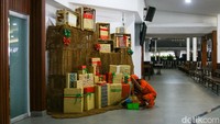 Sebanyak 10 petugas dikerahkan untuk mengangkut sampah dan membersihkan lingkungan sekitar Gereja Kristen Indonesia menjelang perayaan Natal 2025.  