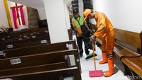 Petugas PPSU membersihkan bagian dalam gereja guna menciptakan suasana ibadah Natal yang lebih bersih, rapi, dan nyaman bagi jemaat.  