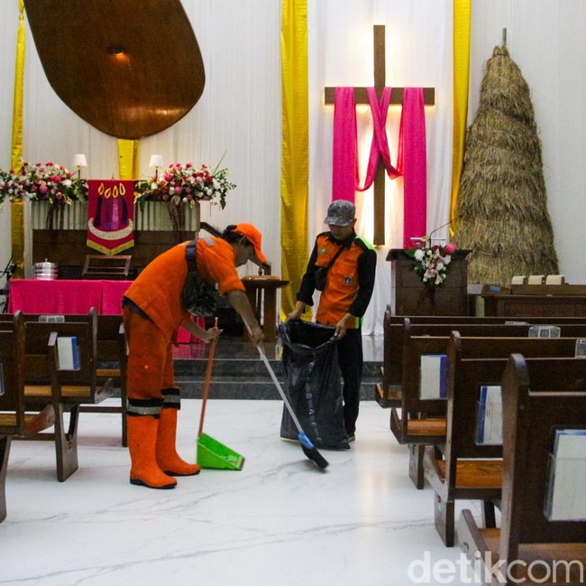 Aksi PPSU Bersihkan Gereja Jelang Perayaan Natal 2025