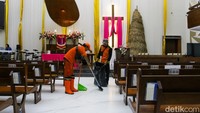 Sejumlah petugas menyapu dan merapikan area gereja dalam kegiatan kerja bakti yang digelar Sudin Lingkungan Hidup bersama PPSU Kelurahan Melawai.  