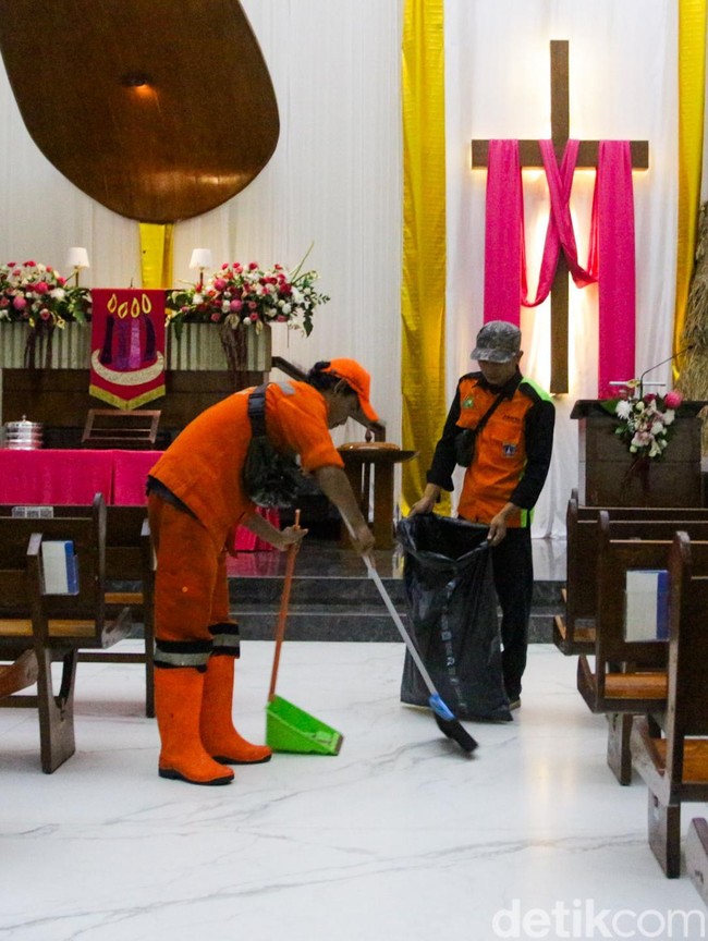 Aksi PPSU Bersihkan Gereja Jelang Perayaan Natal 2025