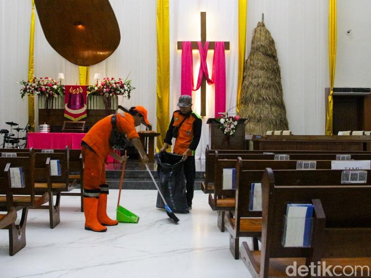 Aksi PPSU Bersihkan Gereja Jelang Perayaan Natal 2025