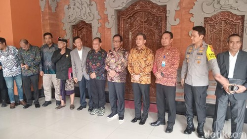 Anggota Komisi Percepatan Reformasi Polri Mahfud Md menyerap berbagai aspirasi terkait reformasi Polri di Fakultas Hukum Universitas Udayana, Denpasar, Bali, Jumat (19/12/2025). (Foto: Hani Sofia/detikBali)