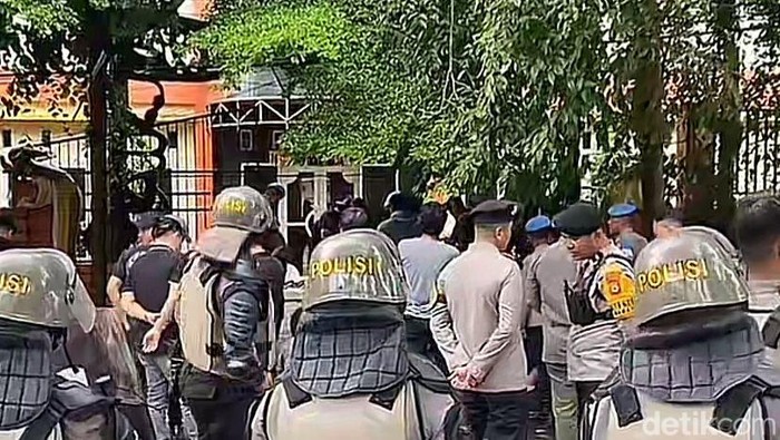 Demo Mahasiswa Papua di Makassar Sempat Ricuh, Massa Dipukul Mundur Aparat