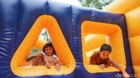 Keceriaan anak-anak terlihat saat menikmati permainan. Wahana bermain ini menjadi destinasi liburan akhir tahun bagi anak-anak dan keluarga di tengah kota.