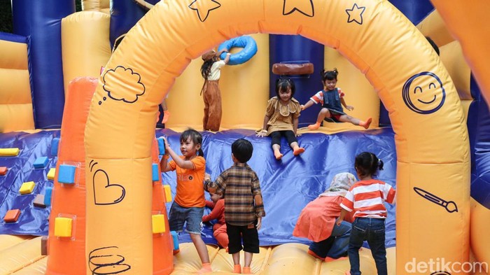 Anak-anak bermain di arena Bebelac Slurp & Bounce yang digelar di ruang terbuka publik kawasan Gelora Bung Karno (GBK), Jakarta, Jumat (19/12/2025).
