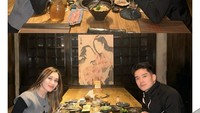 Apalagi beberapa momen kuliner bersama Boy William. Salah satu momen Ayu Ting Ting ketika menikmati daging panggang di sebuah restoran Korea. Foto: Instagram/@ayutingting92