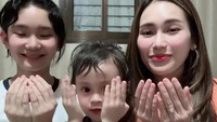 Masyaallah Nak kamu didoain sama semua, kita aminnin semua doa baik Nak ya, terima kasih semua doa yang sama untuk kalian, tulis Ayu Ting Ting. Foto: Instagram @ayutingting92
