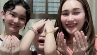 Lucunya, Bilqis dan Ayu Ting Ting juga membuat video tren tersebut. Ayu Ting Ting dan Bilqis kompoak mengucap, Amiin, setiap akhir kalimat nyanyian doa tersebut. Foto: Instagram @ayutingting92