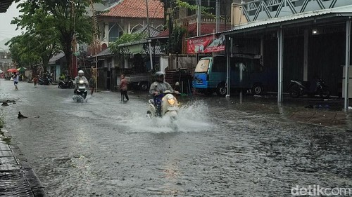 Banjir di Jalan Letda Ngurah Putra, Desa Yangbatu, Dangin Puri Klod, Denpasar Timur pada Jumat (19/12/2025). (Ahmad Firizqi Irwan/detikBali)