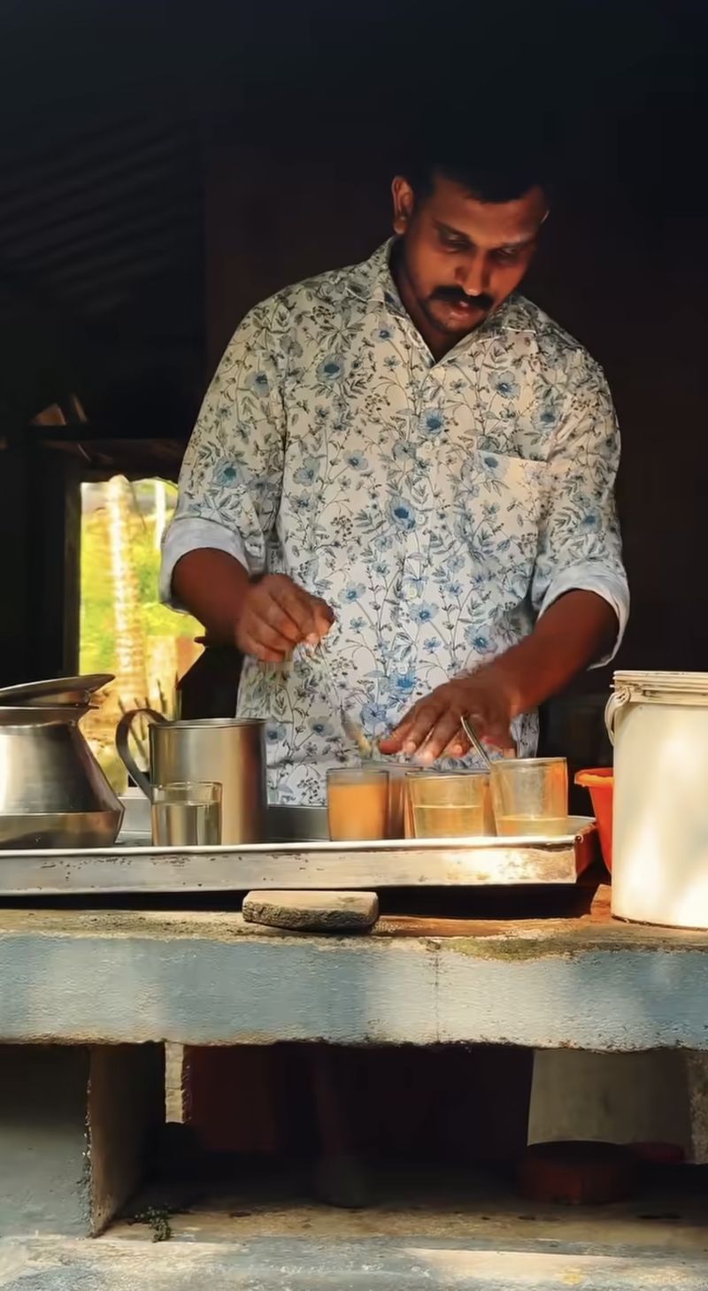 Bukan Uang, Warung Teh Ini Terima Barter Pakai Kelapa!