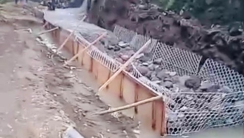 Betonisasi dan pembuatan bronjong oleh SPBE diduga nyaplok sempadan Tukad Betel, Banjar Pangitebel, Desa Antiga Kelod, Kecamatan Manggis, Karangasem, Jumat (19/12/2025) (dok. Nengah Jimat/warga setempat)