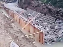 Diduga Caplok Sempadan Sungai, Betonisasi SPBE di Tukad Betel Diprotes Warga