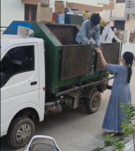 ! Ibu Ini Rutin Buatkan Teh untuk Petugas Kebersihan