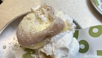 Varian Let It Snow wajib dicoba! Adonan bomboloni lembut berpadu sempurna dengan kulit mochi kenyal. Bagian dalamnya diisi dengan fresh cream vanilla segar dengan rasa manis yang pas. Foto: Detikcom / Atiqa Rana