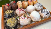 Dalam edisi spesial Natal, bakery Bonbonbites di Jakarta, menawarkan beberapa pilihan paket hampers donat. Mulai dari bomboloni (donat khas Italia) hingga bomchi atau bomboloni mochi yang sempat viral beberapa waktu lalu.  Foto: Detikcom / Atiqa Rana