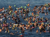 Ratusan Orang Kumpul di Pantai Bondi untuk Kenang Korban Penembakan