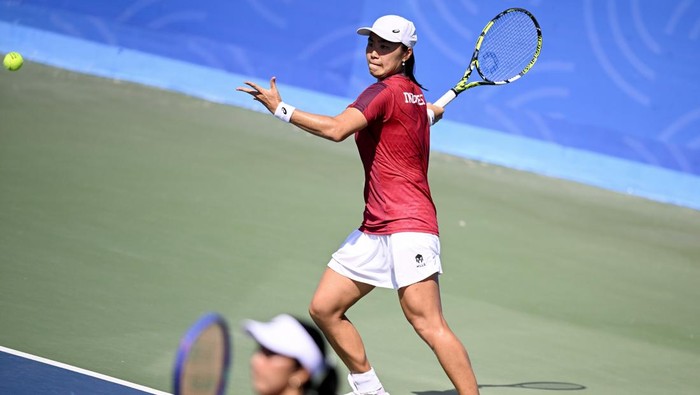 Petenis ganda putri Indonesia Janice Tjen (atas) dan Aldila Sutjiadi (bawah) mengembalikan bola ke arah petenis Thailand Peangtarn Plipuech dan Mananchaya Sawangkaew pada final tenis ganda putri SEA Games 2025 di National Tennis Development Center, Pak Kret, Nothanburi, Bangkok, Thailand, Jumat (19/12/2025). Aldila dan Janice berhasil meraih medali emas setelah mengalahkan petenis  Thailand Peangtarn Plipuech dan Mananchaya Sawangkaew dengan skor 2-0 (6-2, 6-1). ANTARA FOTO/Nova Wahyudi/sgd