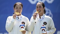 Janice Tjen (kiri) dan Aldila Sutjiadi (kanan) berpose dengan medali emasnya usai upacara penghargaan pemenang (UPP) final tenis ganda putri SEA Games 2025. Foto: ANTARA FOTO/Nova Wahyudi