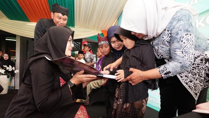 Peringati Harjaba, Bupati Ipuk Serahkan Kaki Palsu hingga Al-Quran Braille